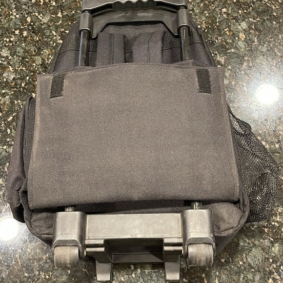 Gatorade Roller bag - black - good condition - 21 inches high - Picture 5 of 9